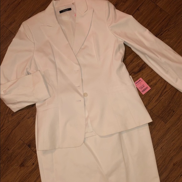 Tahari Other - Tahari woman’s suit